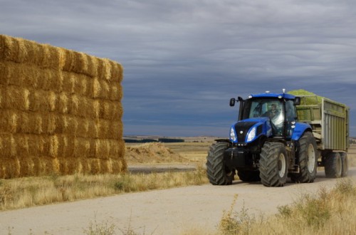 New Holland T8.330, la gestión integral de motor y transmisiones a examen