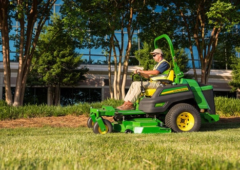 John Deere presenta su nueva segadora Z997R diésel