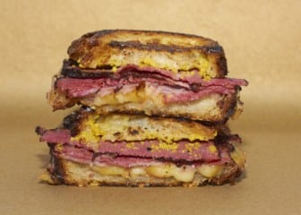 Petramora y Pan Soul presentan su versión del sándwich de pastrami