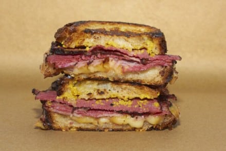 Petramora y Pan Soul presentan su versión del sándwich de pastrami