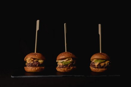 Prrimital: Carnes de calidad en un puesto de mercado