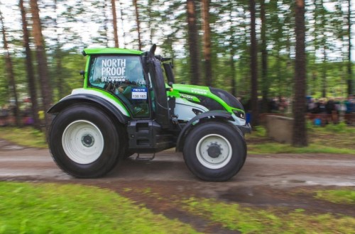 Un tractor Valtra abre el primer tramo del Campeonato del Mundo de Rallyes en Finlandia