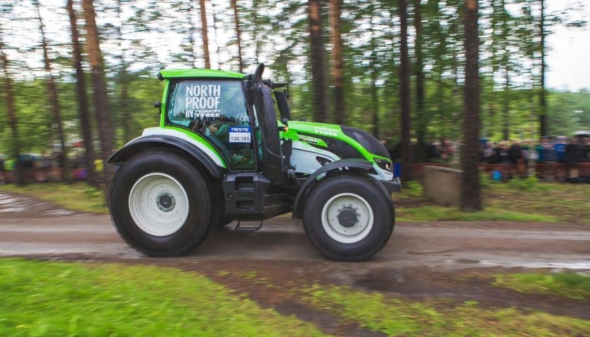 Un tractor Valtra abre el primer tramo del Campeonato del Mundo de Rallyes en Finlandia