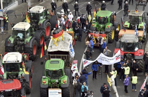 Miles de agricultores y 2.000 tractores protestan en Bruselas contra los bajos precios agrarios