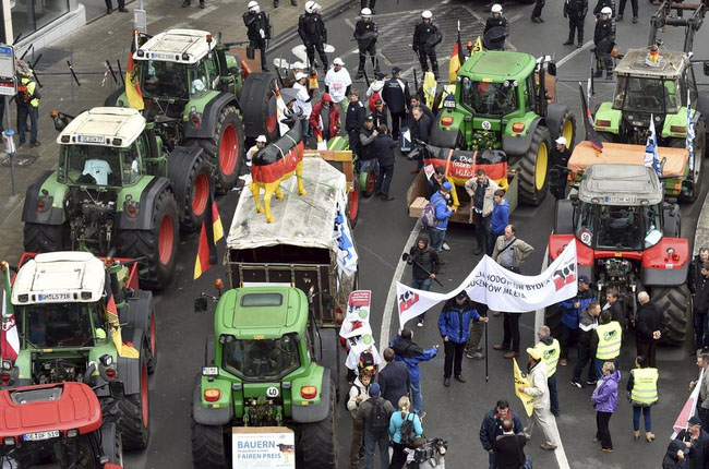 Miles de agricultores y 2.000 tractores protestan en Bruselas contra los bajos precios agrarios