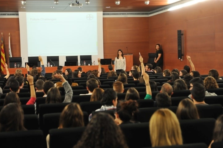 Bayer apuesta por conectar a los jóvenes universitarios en Valencia con el mundo empresarial