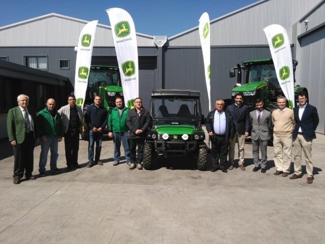 Mariano Urieta, ganador del sorteo de un Gator 825i realizado por John Deere en FIMA