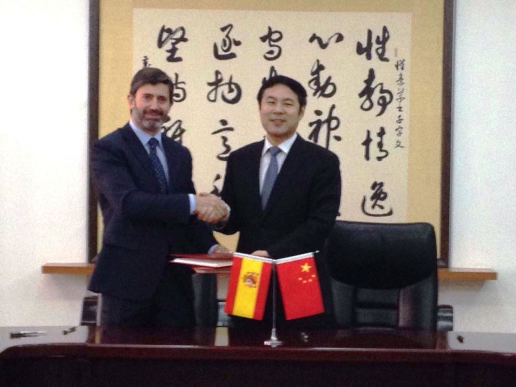 España y China firman el protocolo provisional para exportar melocotones y ciruelas hacia el gigante asiático