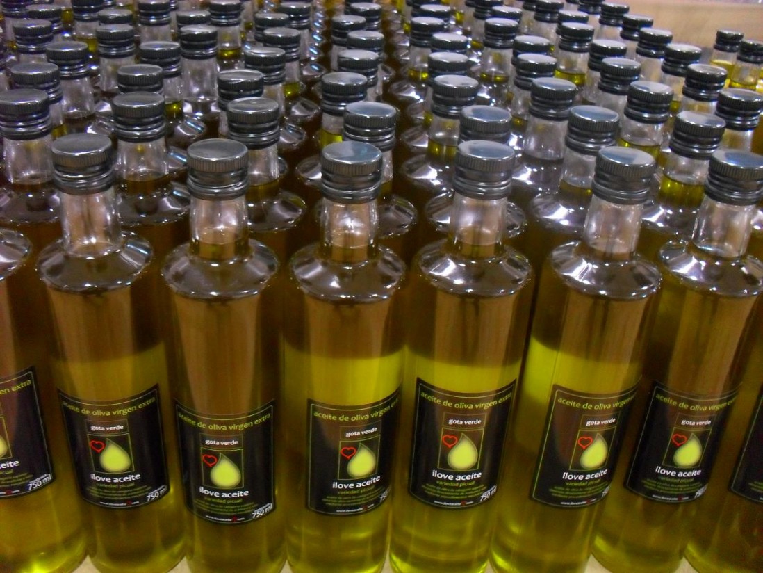 Las salidas de aceite de oliva al mercado rozan las 650.000 t en la primera mitad de la campaña 2015/16