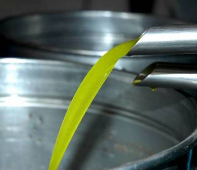 La AICA estima una altas salidas al mercado de casi 122.000 t de aceite de oliva en abril