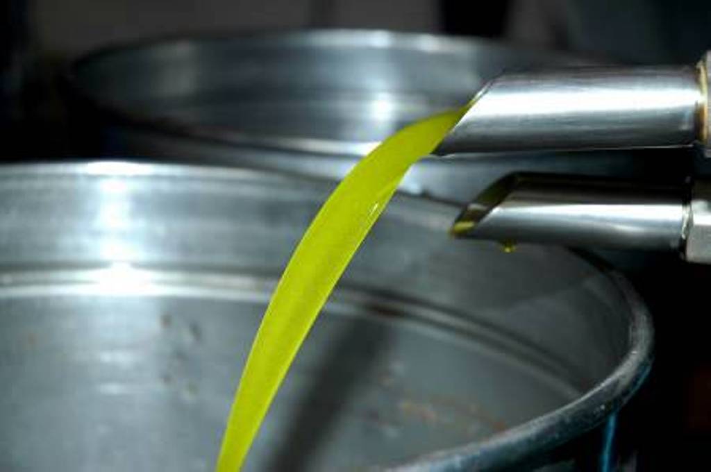 La AICA estima una altas salidas al mercado de casi 122.000 t de aceite de oliva en abril