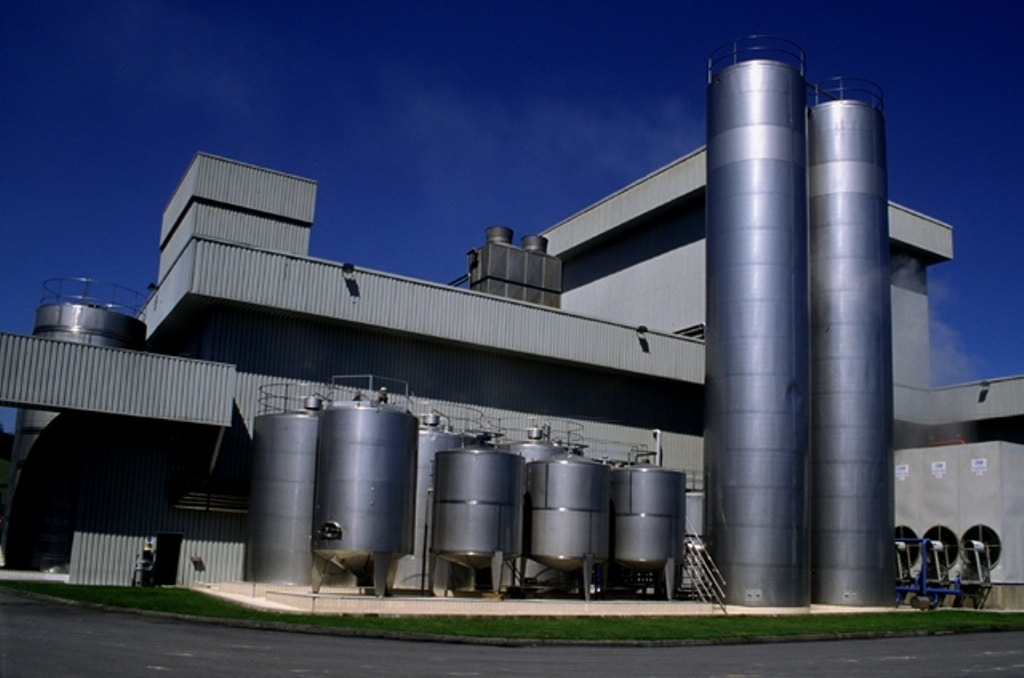 Las entregas de leche de vaca caen en mayo, pero también el precio medio y el número de ganaderos