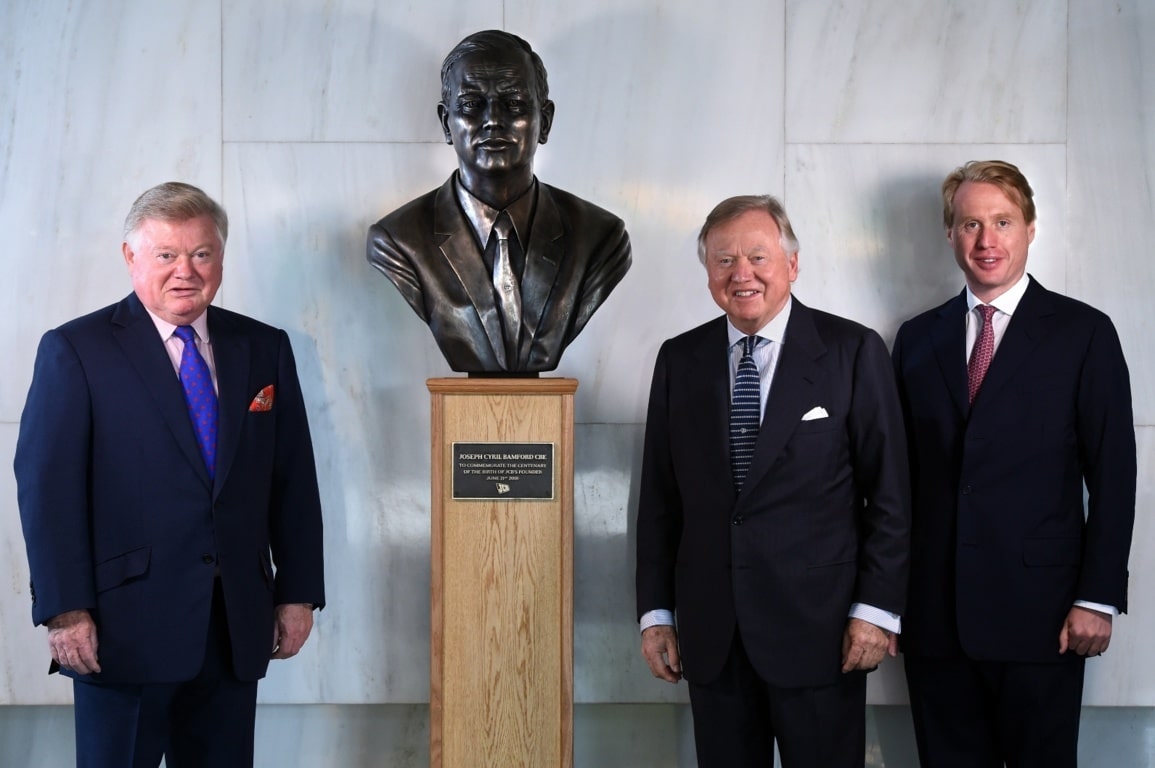 Una estatua de bronce conmemora el centenario del nacimiento de ‘Mister JCB’