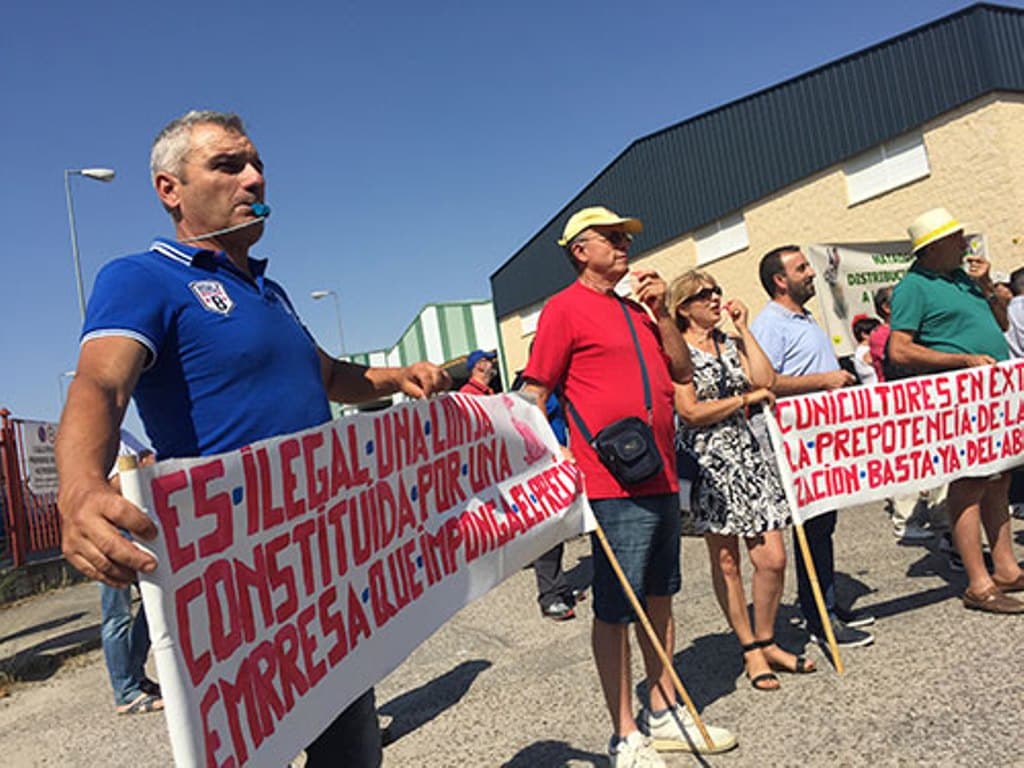 Cientos de cunicultores en la ruina exigen al Grupo Hermi “que deje de manipular el mercado”