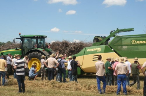 Krone exhibe en campo sus soluciones para el empacado de paja y forraje