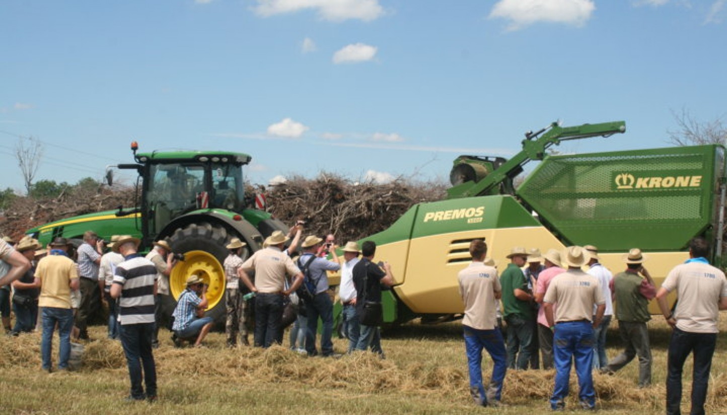 Krone exhibe en campo sus soluciones para el empacado de paja y forraje