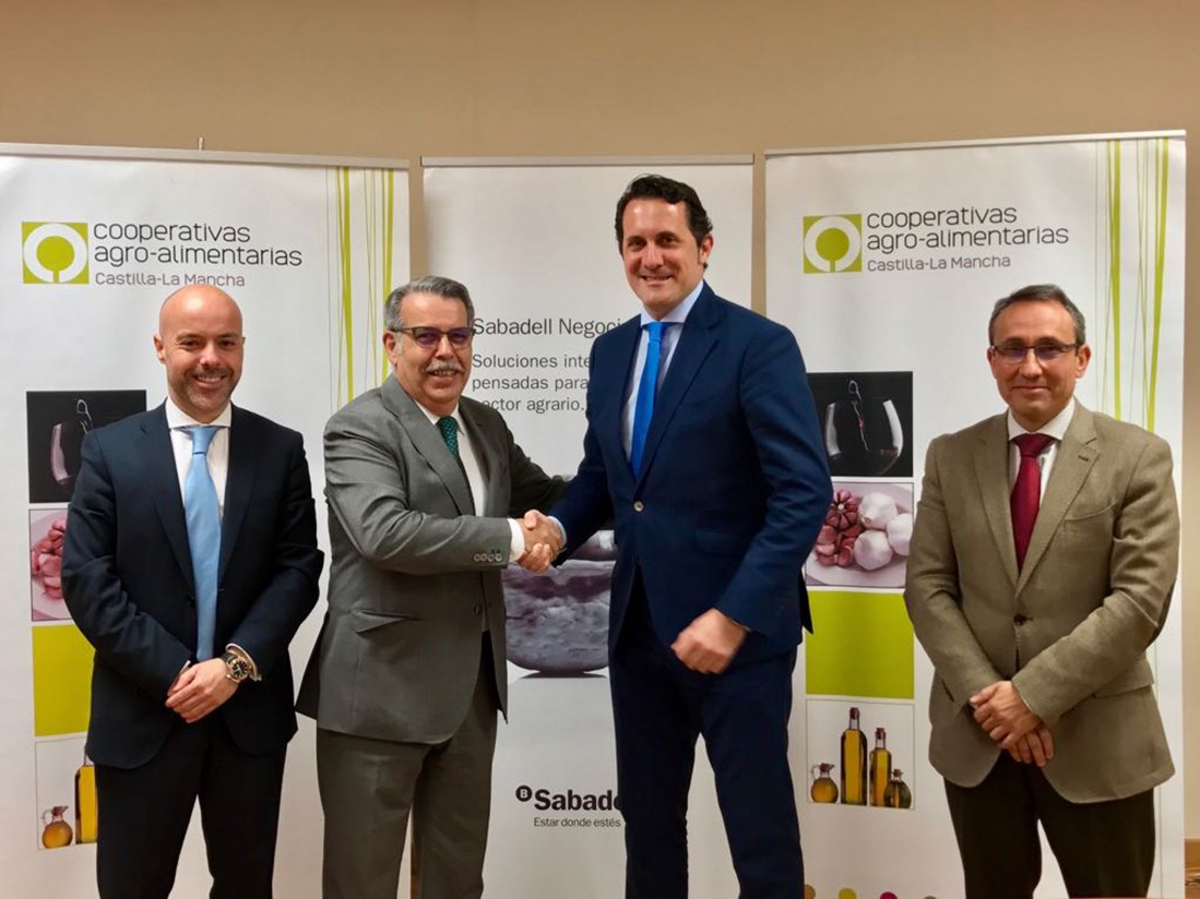 Cooperativas Agro-alimentarias CLM y Banco Sabadell firman un acuerdo de colaboración