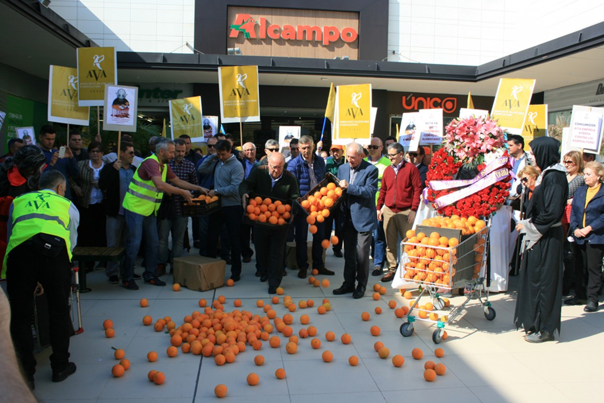 Agricultores valencianos protestan ante un hipermercado por los abusos en los precios