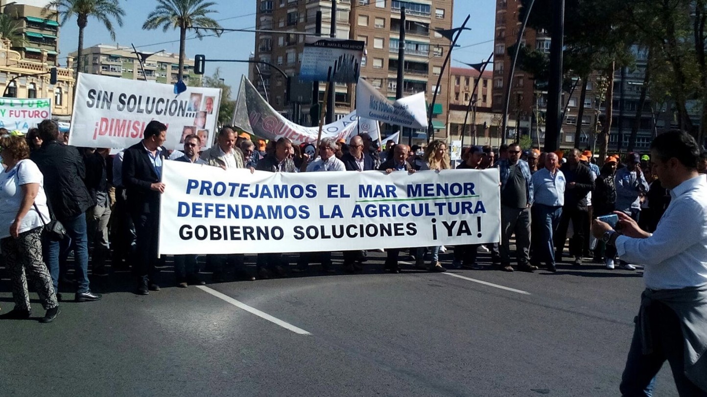 Miles de agricultores mantienen bloqueada Murcia pidiendo una solución para la agricultura y el agua en el Mar Menor