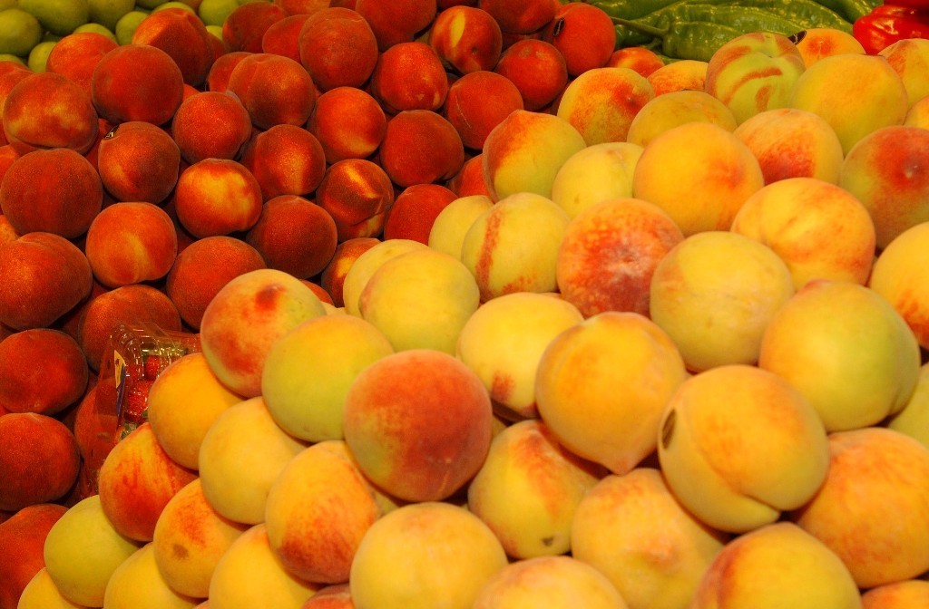 La caída de precios de consumo de las frutas frescas alivió la inflación alimentaria en abril