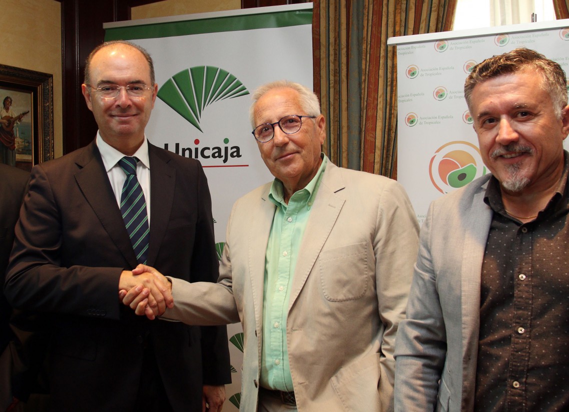 Unicaja Banco firma un convenio con la Asociación Española de Productores de Frutas Tropicales