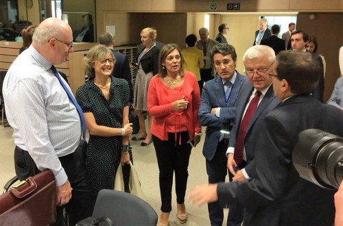 Hogan confirma que se podrá anticipar a los agricultores el pago de un 70% de la ayuda PAC 2017