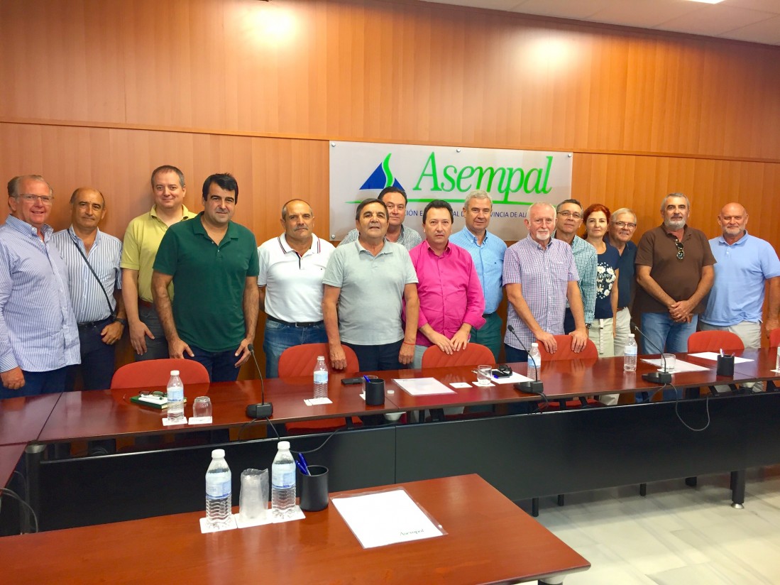 La Mesa del Agua de Almería demanda un riego de socorro para salvar cuatro millones de frutales