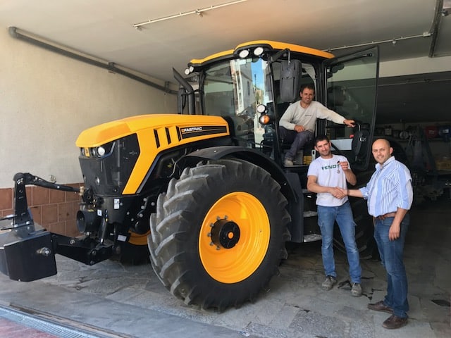 JCB vende cuatro tractores Fastrac este verano en España para tareas agrícolas