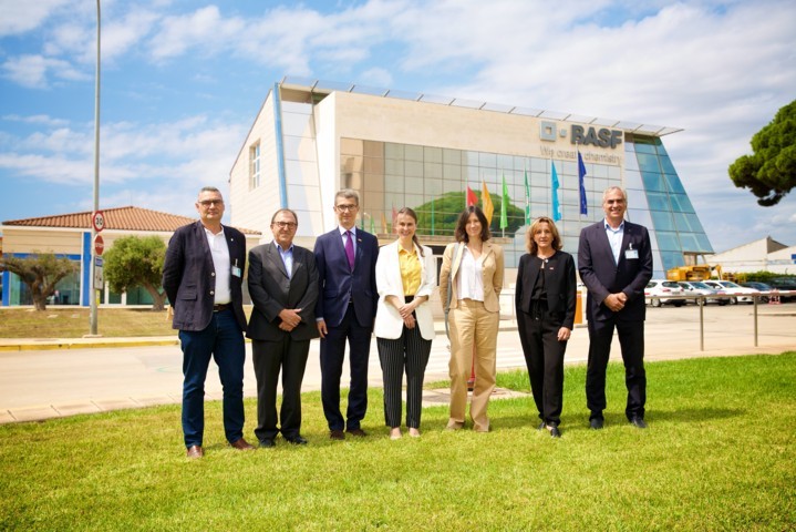 La consejera de Agricultura catalana visita las instalaciones de Basf en Tarragona