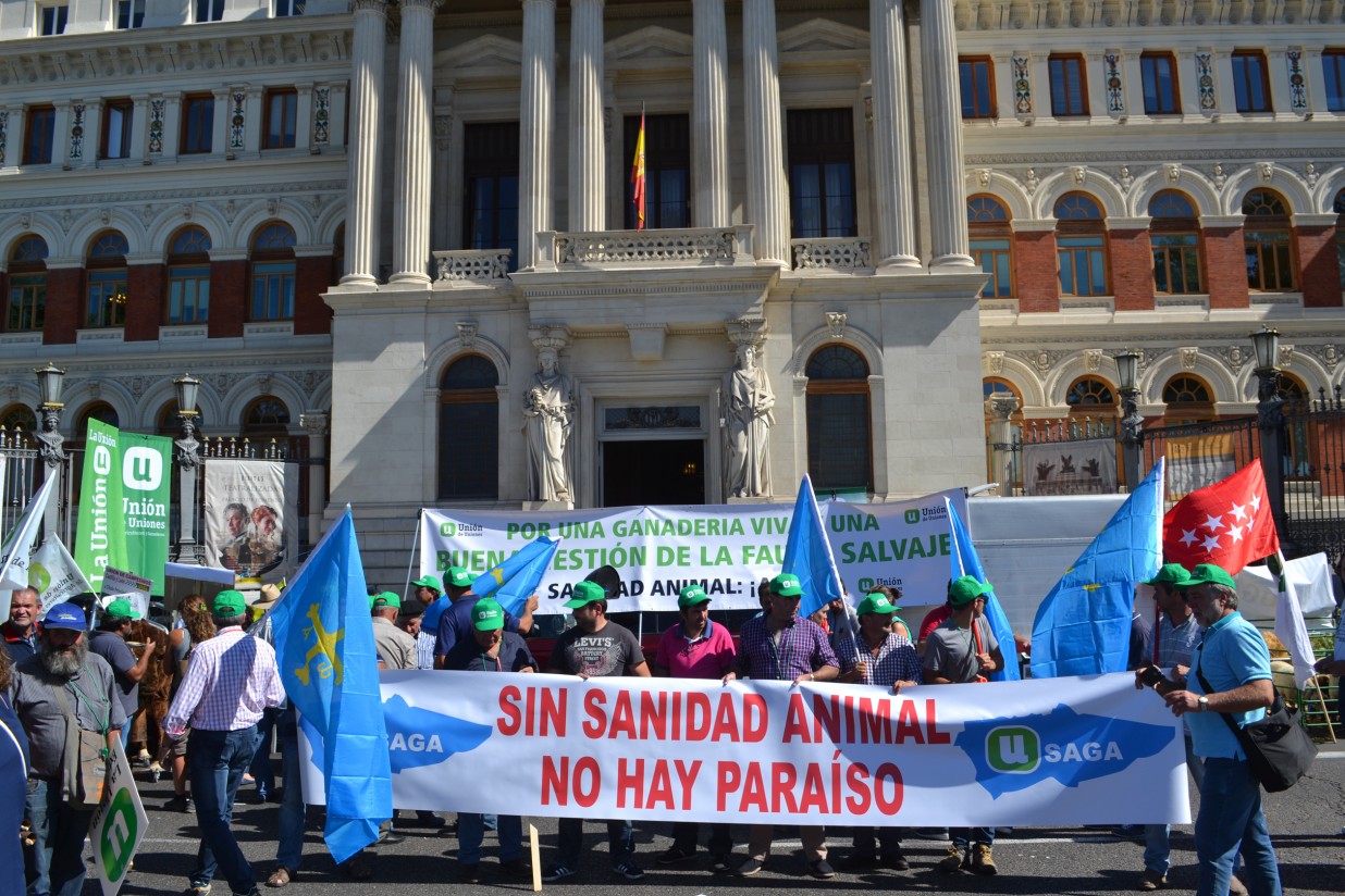 Concentración a las puertas de Agricultura para reclamar una ganadería viva