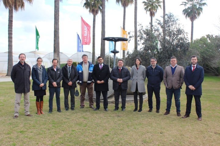 El consejero de Agricultura de Andalucía visita la estación experimental de Basf en Utrera