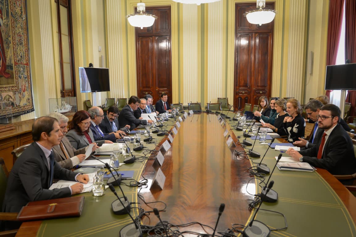 García Tejerina pide vigilar los consumos y una gestión eficiente del agua ante la escasez