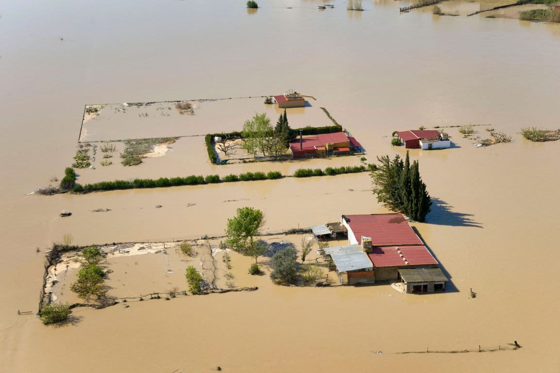 La salida de madre del Ebro anega miles de hectáreas de cultivo e inunda granjas e infraestructuras