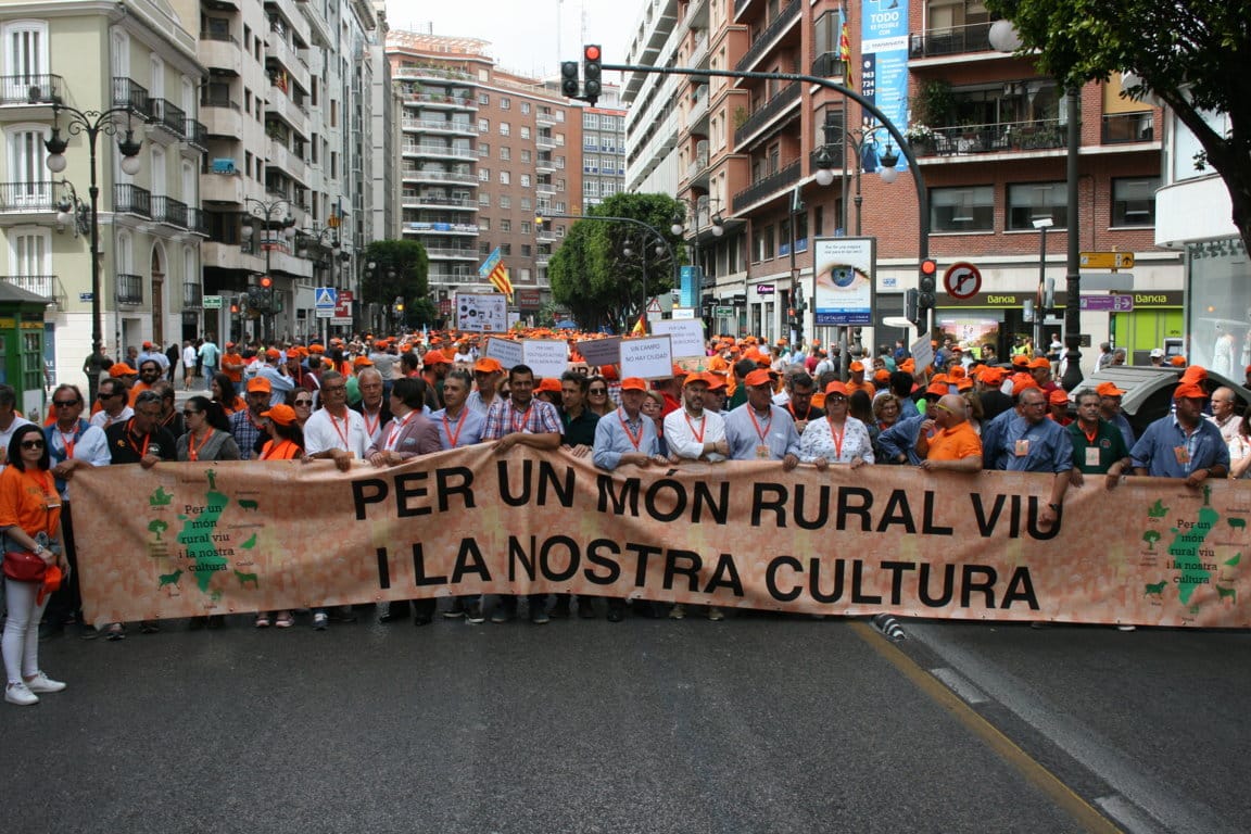Varias decenas de  miles de personas denuncian en Valencia la discriminación que sufre el mundo rural