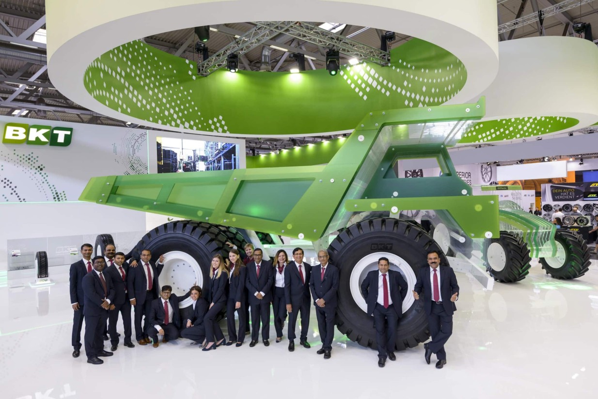 BKT sorprende en Automechanika con un dumper gigante de plexiglás