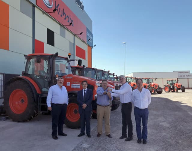 Guillermo García Muñoz hace entrega de una flota de tractores Kubota a Cam Rental