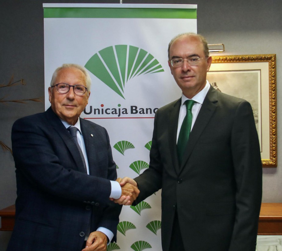 Unicaja Banco renueva su convenio con la Asociación Española de Productores de Frutas Tropicales