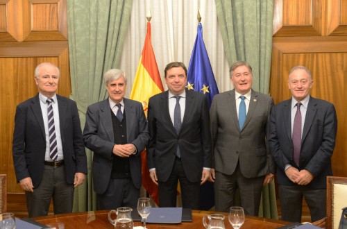 Agricultura y el CGCV plantean unificar la figura del veterinario de explotación