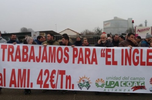 Remolacheros de Castilla y León se manifiestan a la entrada de las plantas azucareras