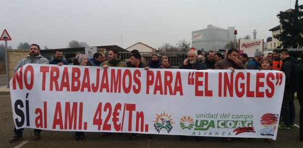 Remolacheros de Castilla y León se manifiestan a la entrada de las plantas azucareras