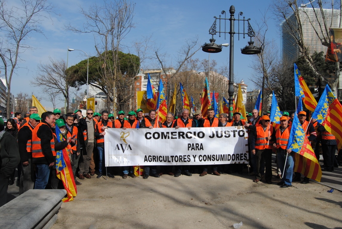 Los citricultores trasladan las protestas por la crisis ante la oficina de la CE en Madrid