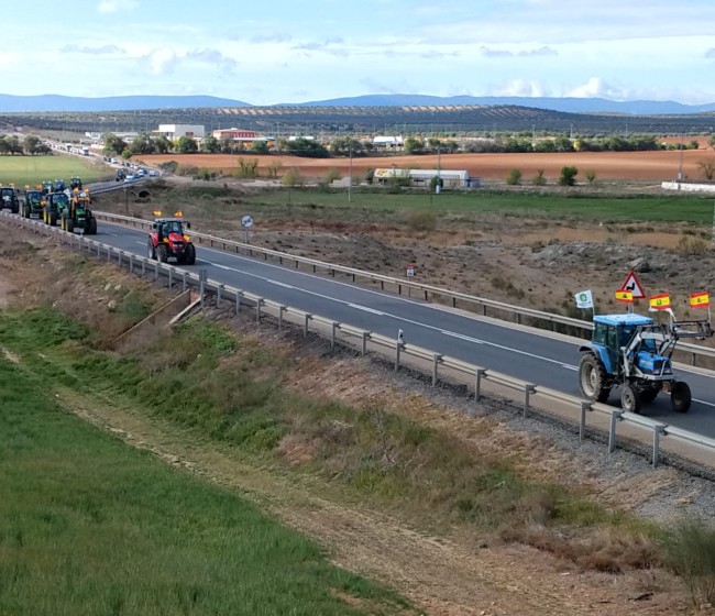 La UAGR-COAG reclama que el permiso de circulación para tractores se prolongue por la A-12 hasta Ventosa en vendimia