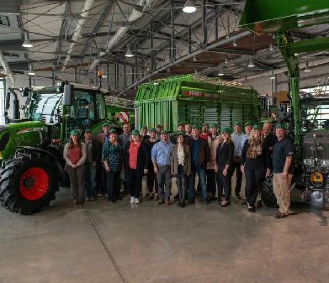 Veinte agricultores de Illinois visitan la fábrica de Fendt en Marktoberdorf