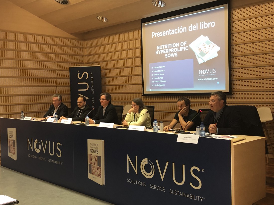 Novus International celebra el lanzamiento de su libro «Nutrición de las cerdas hiperprolíficas»