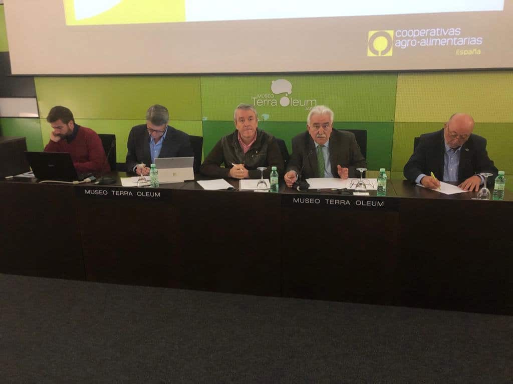 Cooperativas de Andalucía pide un último esfuerzo para lograr retirar un total de 200.000 t de aceite de oliva