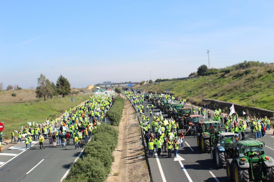 #AgricultoresAlLímite: más de 16.000 personas y 5.000 tractores se manifiestan en la provincia de Sevilla