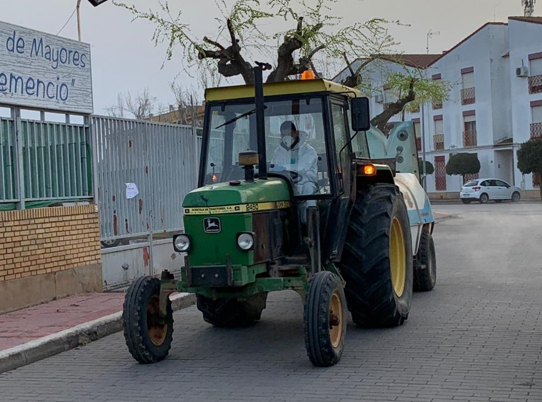 Agricultores y ganaderos sacan los tractores a la calle para luchar contra el Covid-19
