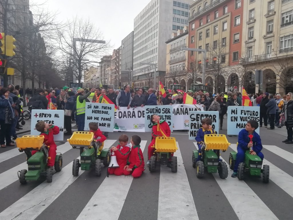 «¿Quién te dará de comer mañana?»: manifestación multitudinaria en Zaragoza