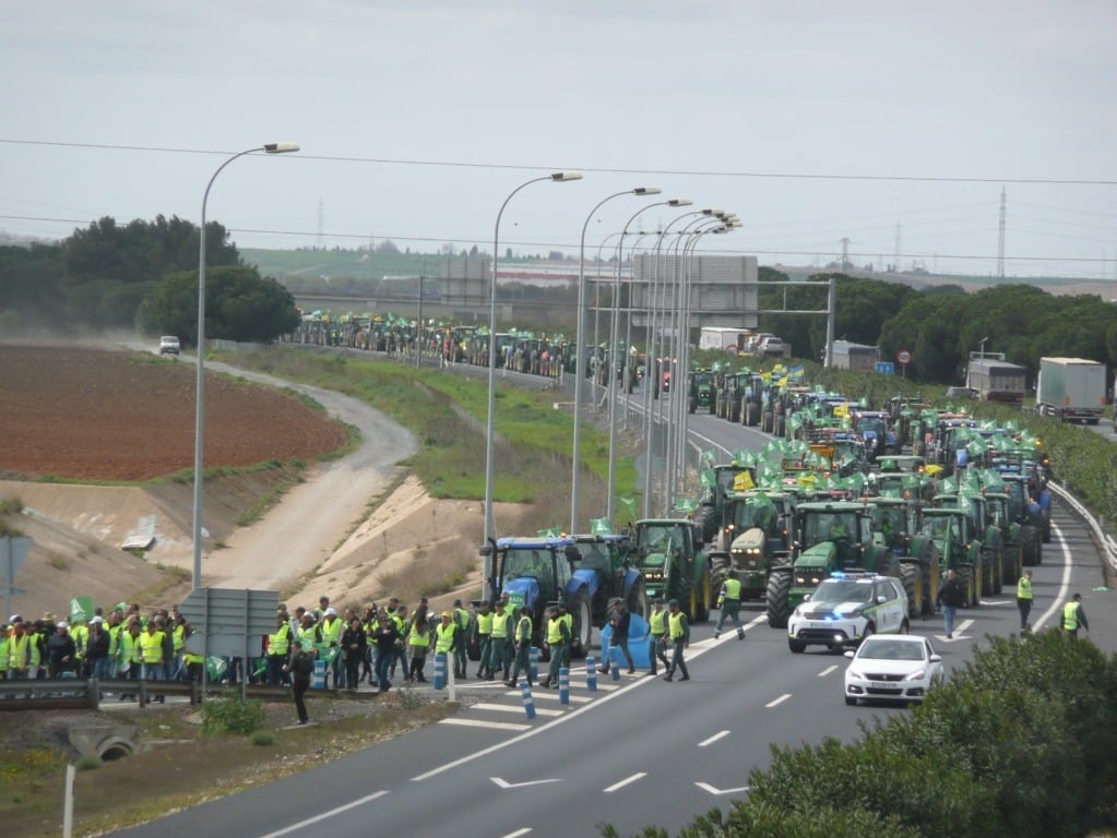 #AgricultoresAlLímite: quinientos tractores cortan la A-49 en Huelva