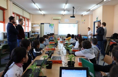 La Cátedra Corteva imparte un taller de robótica aplicada a la agricultura para niños